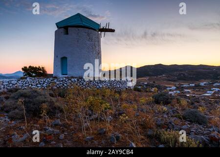 Alte Windmühle in der Nähe von Chora Dorf auf Kimolos Insel in Griechenland. Stockfoto