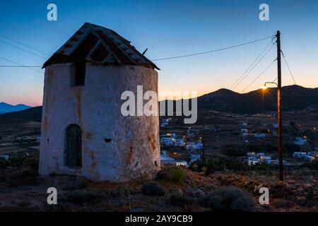 Alte Windmühle in der Nähe von Chora Dorf auf Kimolos Insel in Griechenland. Stockfoto