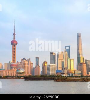 Skyline von Shanghai bei Sonnenuntergang Stockfoto