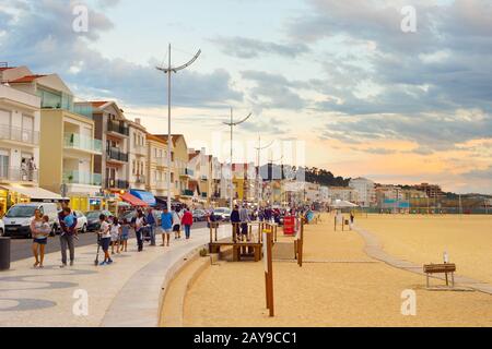 Menschen gehen an der Promenade Nazare Portugal Stockfoto