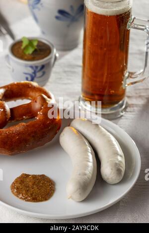 Bayerische Weißwürste mit Brezel Stockfoto