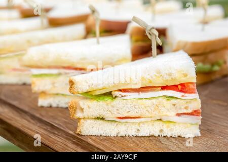 Catering Menü. Snacks, Schieber für Frühstück und Mittagessen. Business lunch Hintergrund. Vegan, Schieber, Schinken und Gemüse Schieberegler. Buffet essen für Party Catering. Sandwich Fach Stockfoto