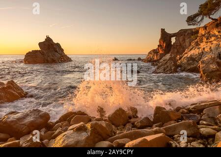 FUSSGÄNGERBRÜCKE CALA DELS FRALES LLORET DE MAR COSTA BRAVA KATALONIEN SPANIEN Stockfoto