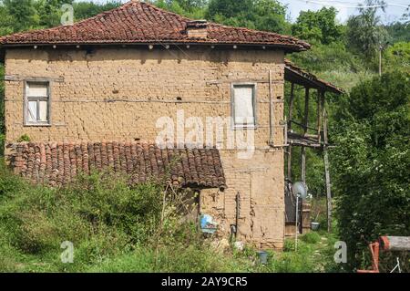 Alten, verlassenen verwitterten Retro Vintage ländlichen brick wall House Stockfoto