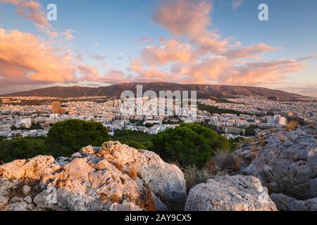 Blick von Osten Athens Lycabettus Hügel, Griechenland Stockfotografie ...
