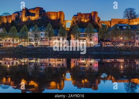 BOUILLON, BELGIEN - 19. APRIL 2017: Dorf und Schloss am 19. April 2017 in Bouillon Belgien Stockfoto