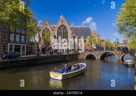 AMSTERDAM NIEDERLANDE - 25. APRIL 2017: Zentralbezirk am 25. April 2017 in Amsterdam Niederlande Stockfoto