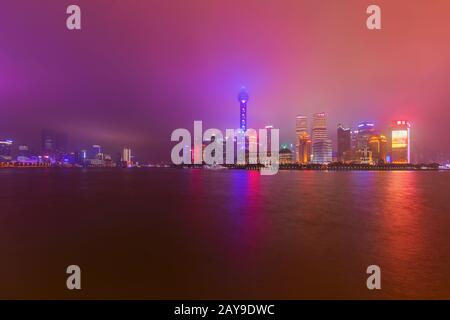 Shanghai, China - 21. Mai 2018: Ein Nachtblick auf die moderne Skyline von Pudong in Shanghai, China Stockfoto