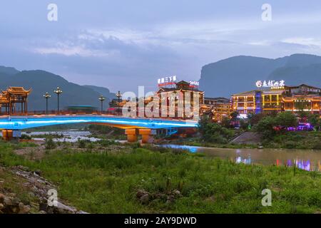 Wulingyuan, China - 27. Mai 2018: Stadt Wulingyuan bei Sonnenuntergang im Tianzi Avatar Mountains Naturpark Stockfoto