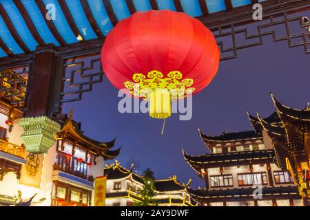 Alte Straße in der Nähe des Yuyuan-Gartens (Garten des Glücks) im Zentrum von Shanghai Stockfoto