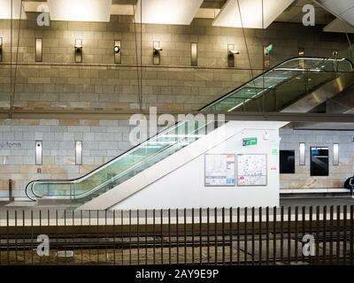 Nice, Frankreich - 24. November 2019: Leerer U-Bahn-Bahnsteig und Rolltreppe im U-Bahnhof Nizza Stockfoto