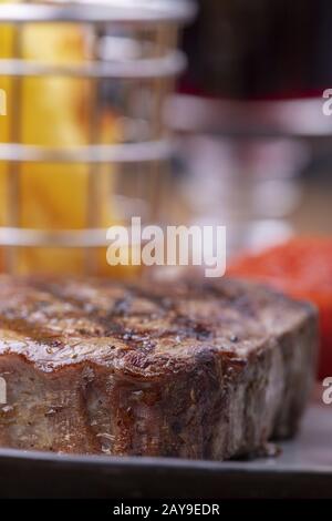 Nahaufnahme des gegrillten Steaks mit pommes frites Stockfoto