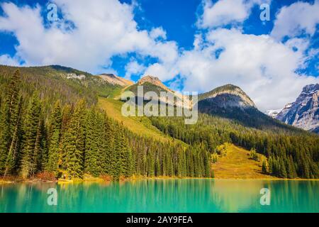 Bergsee mit smaragdfarbenem Wasser Stockfoto