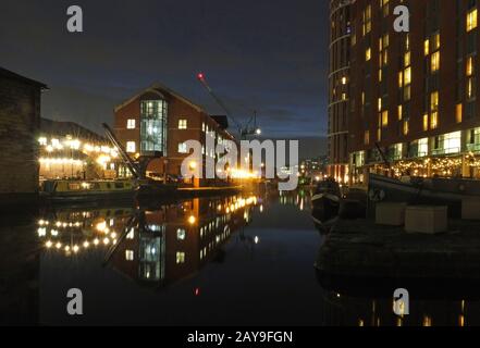 Ein Blick auf den kanal von leeds mit dem Eingang zum grandibeln Kai und der modernen Wasserentwicklung Stockfoto