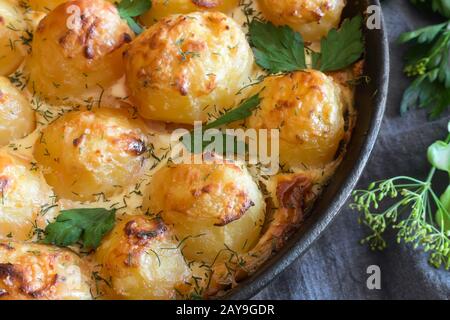 Junge Kartoffeln mit Quark sind im Ofen gebacken. Stockfoto