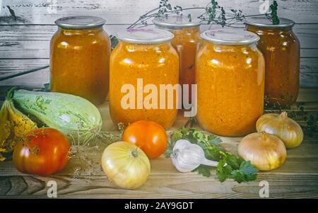 Konserven squash Kaviar mit Gemüse in Gläsern. Stockfoto