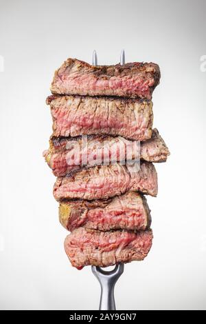 Scheiben eines Steaks auf einer Fleischgabel Stockfoto