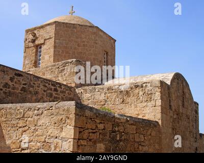 Nahaufnahme der alten Kirche von Ayia Kyriaki Chrysoopolitissa in paphos zypern, die die Basilika zeigt Stockfoto