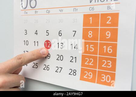 Finger zu einem Urlaub in die Wand Kalender Stockfoto