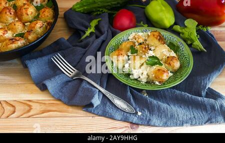 Junge Kartoffeln mit Quark sind im Ofen gebacken. Stockfoto