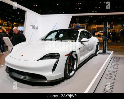 Chicago, Illinois, USA. Februar 2020. Porsche Taycan Turbo EV. Chicago Auto Show. Stockfoto