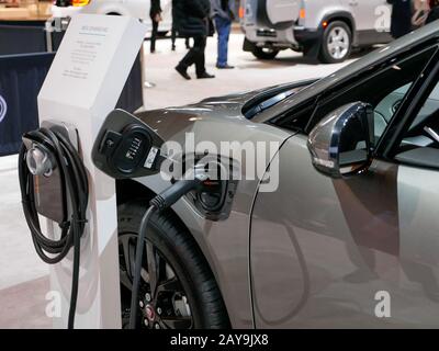 Chicago, Illinois, USA. Februar 2020. Jaguar i-Pace EV Ladeanschluss. Chicago Auto Show. Stockfoto