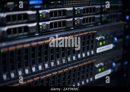 Serverraum voller Racks und Server Stockfoto