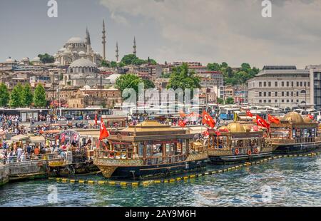 Istamul, Türkei - 07.13.2019. Panoramaaussicht auf den Hafen Für Ausflüge zum Bosporus mit Vergnügungsbooten in Istamul an einem Sommertag Stockfoto