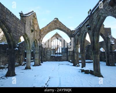 Die mittelalterliche zerstörte Kirche im schneebedeckten Heptonstall mit Bögen und Säulen Stockfoto