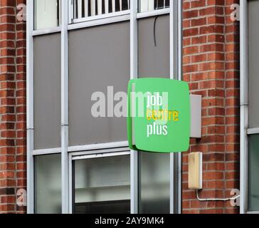 Ein Schild außerhalb eines Jobcenters plus in leeds england, das vom UK Department for Work and Pensions geführt wird Stockfoto