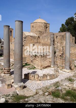 Die historische Kirche von ayia Kyriaki Chrysoopolitissa in paphos zypern mit römischen Ruinen Stockfoto