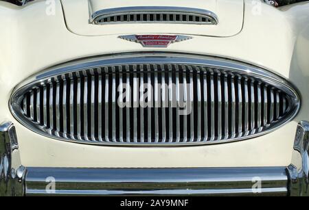 Nahaufnahme des Chromgrill-Stoßfängers und Abzeichen eines Oldtimer Austin healey 300 Stockfoto