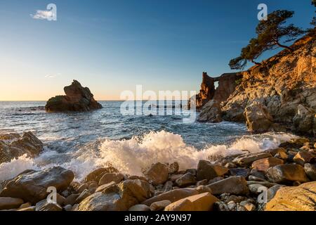 FUSSGÄNGERBRÜCKE CALA DELS FRALES LLORET DE MAR COSTA BRAVA KATALONIEN SPANIEN Stockfoto