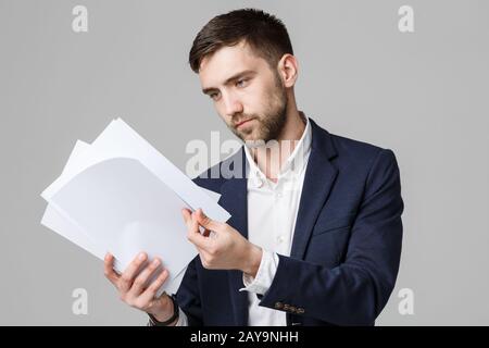 Geschäftskonzept - Porträt gut aussehender Geschäftsmann ernsthafte Arbeit mit Jahresbericht. Weißer Hintergrund. Kopieren Sie Platz. Stockfoto
