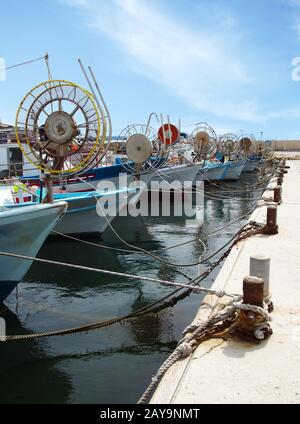 Traditionelle griechische Fischerboote mit Spulen für Linien, die im Hafen von Paphos auf zypern gegraben werden Stockfoto