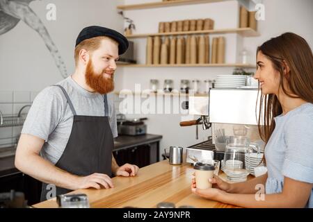 Kaffee Business Konzept - Junge gelagert stattlichen Barista im Gespräch mit schönen kaukasischen Kunden in modernen Coffee Shop. Stockfoto
