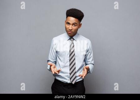 Geschäftskonzept - Selbstbewusste junge afroamerikanische Amerikanerin zeigt mit enttäuschter Ausdrucksweise über gruselige Hände vor sich Stockfoto