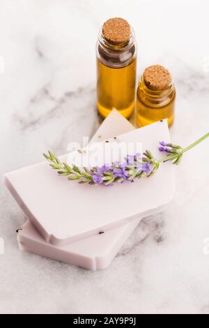Bar mit natürlicher Aromatherapie-Seife mit frischem Lavendel und ätherischen Öl Stockfoto