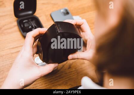 Paris, Frankreich - 30. Oktober 2019: Overhead-Ansicht von Woman Hands Unfolding Beats Pro Headphones mit Active Noise Cancellation für fesselnden Sound Stockfoto