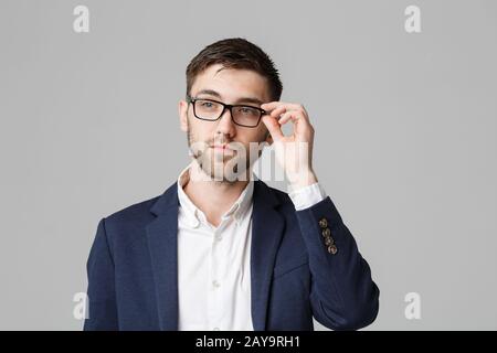 Geschäftskonzept - Porträt eines gutaussehenden Geschäftsmannes im Anzug mit Brille ernsthaftes Denken mit stressigem Gesichtsausdruck. Ist Stockfoto