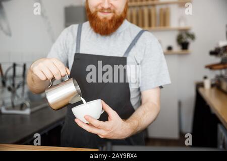 Kaffee Business Konzept - gut aussehender bärtiger Mann im Vorfeld Kaffee im Stehen im Cafe Stockfoto
