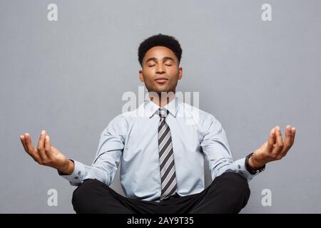 Geschäftskonzept - Porträt der afrikanischen amerikanischen Geschäftsmann, Meditation und Yoga in Vor der Arbeit. Stockfoto