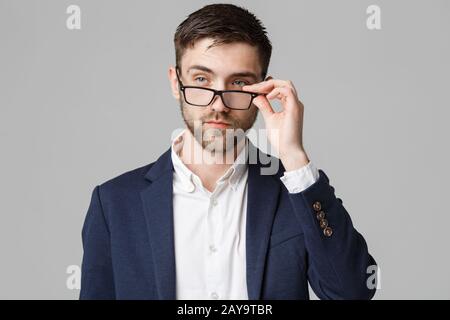 Geschäftskonzept - Porträt eines gutaussehenden Geschäftsmannes im Anzug mit Brille ernsthaftes Denken mit stressigem Gesichtsausdruck. Ist Stockfoto