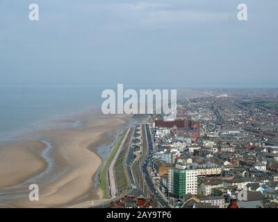 Luftaufnahme von blackpool mit Blick nach Süden und Blick auf den Strand bei Ebbe mit den Straßen und Gebäuden Stockfoto