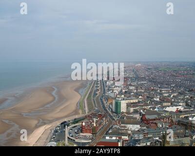 Luftaufnahme von blackpool mit Blick nach Süden und Blick auf den Strand bei Ebbe mit den Straßen und Gebäuden Stockfoto