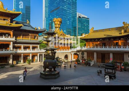 Shanghai, China - 23. Mai 2018: Sonnenuntergang über dem Jing an Tempel in Shanghai, China Stockfoto