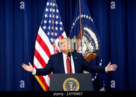 Washington, DC, USA. Februar 2020. Präsident der Vereinigten Staaten Donald J. Trump gibt am Freitag, 14. Februar 2020 Bemerkungen an Mitglieder des National Border Patrol Council im South Court Auditorium des Weißen Hauses in Washington, DC, USA ab. Kredit: Stefani Reynolds/CNP weltweite Nutzung Credit: Dpa Picture Alliance/Alamy Live News Stockfoto