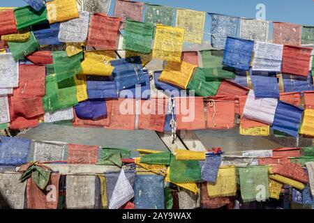 Fahnenketten des Gebets auf der Chuckhot Rd Brücke über den Indus Fluss, Leh, Ladakh, Indien Stockfoto