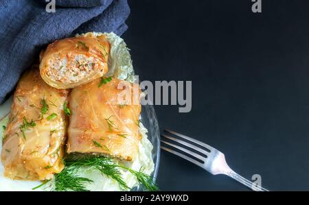 Kohlrouladen mit Fleisch und Reis - traditionelle russische Küche Stockfoto