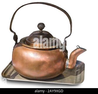 Vintage-Kupferteapot und -Tablett auf weißem Hintergrund. Stockfoto